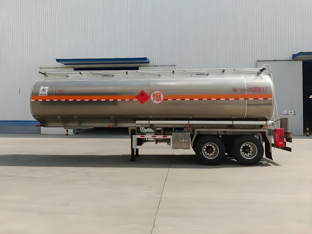 Aluminum fuel tanker semi-trailer side view